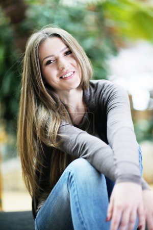 portrait d'une belle jeune femme