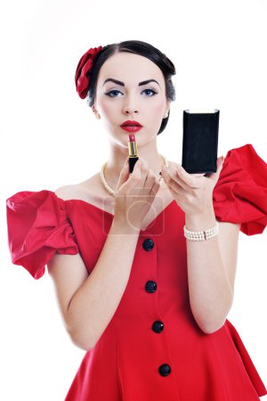 Belle jeune femme appliquant le maquillage 