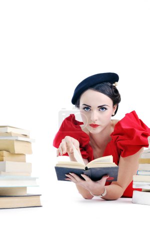 Belle jeune femme lire le livre 