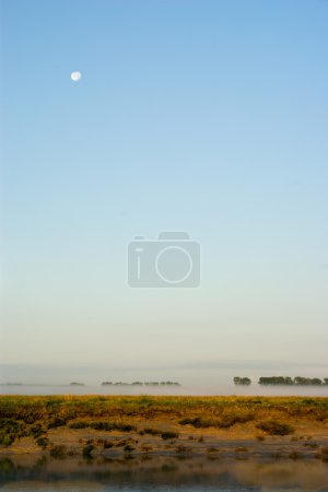 Lune sur le ciel bleu