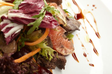 Boeuf avec salade de pamplemousse et de rucola 