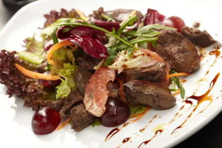 Boeuf avec salade de pamplemousse et de rucola 