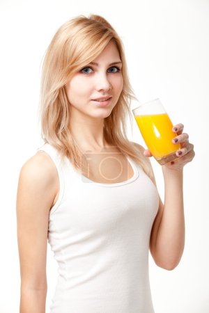 Jeune femme avec du jus d'orange 