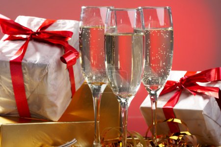 Lunettes de champagne, cadeaux avec rubans rouges et noeuds 