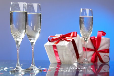 Lunettes de champagne, cadeaux avec rubans rouges et noeuds 