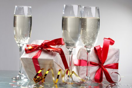 Lunettes de champagne, cadeaux avec rubans rouges et noeuds 