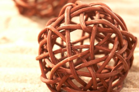 Sphère tressée à partir de branches et racines 