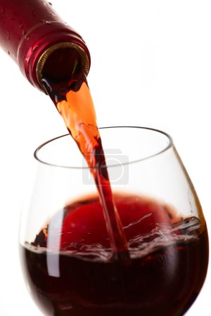 Vin rouge remplissant un verre, boisson 