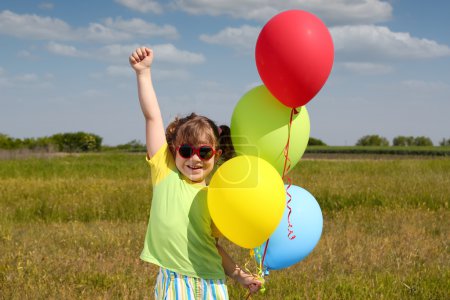 heureuse petite fille avec des ballons