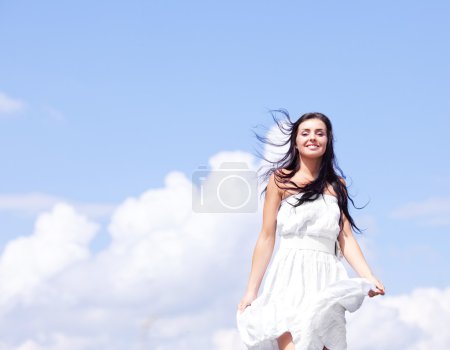 Femme contre ciel 