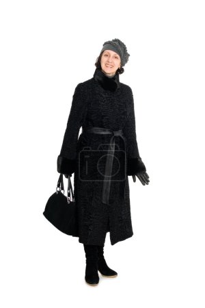 Femme souriante dans un manteau de fourrure de broadtail 