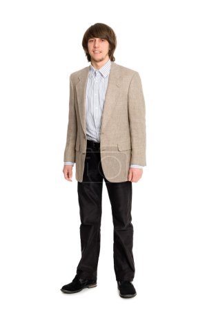 Jeune homme dans une pleine longueur 