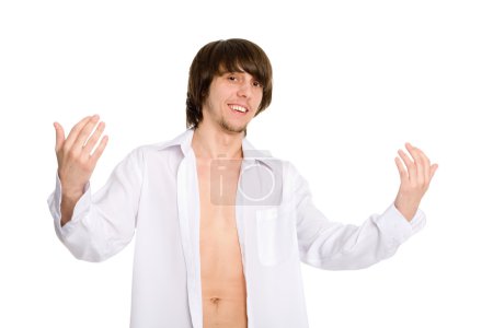 Jeune homme souriant avec les mains levées 