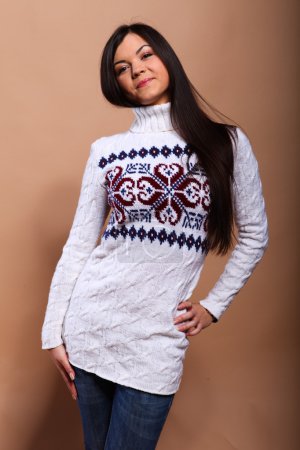 Fille en pull chaud 
