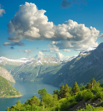 Paysage estival. Ciel bleu, montagnes et fjord 