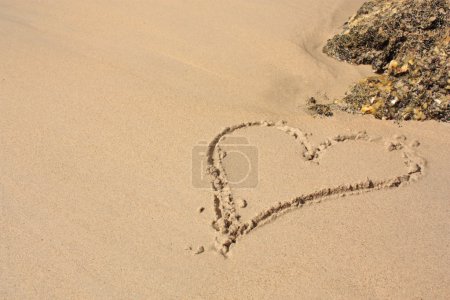 coeur sur la plage de sable
