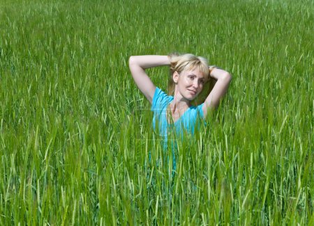 La jeune femme heureuse dans le domaine des oreilles vertes