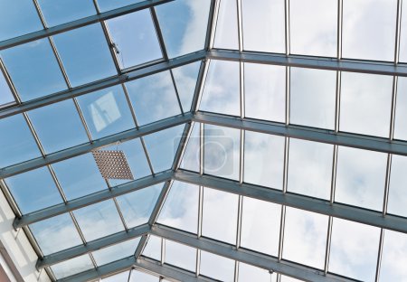 Plafond en verre et métal 