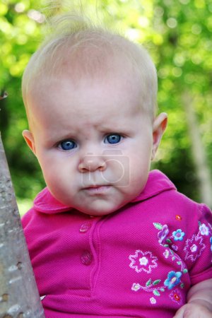 bébé fille dans les arbres 