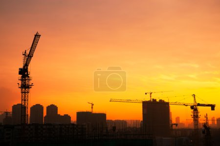 Silhouette de la grue à tour sur le chantier .