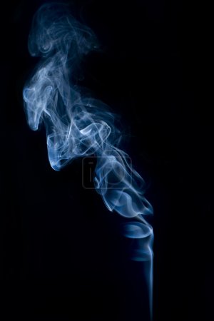 Fumée bleue sur le noir 