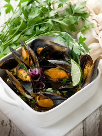 soupe de moules sur bol avec persil et ail 