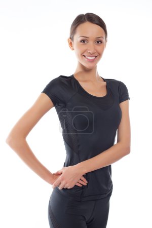 Jeune femme heureuse dans les vêtements de sport isolé sur blanc