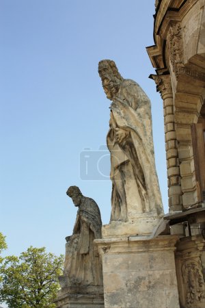 Statues en pierre des saints 