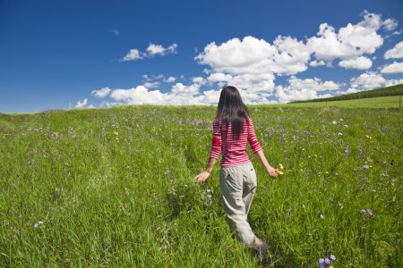 La fille marchant en plein air de la prairie .
