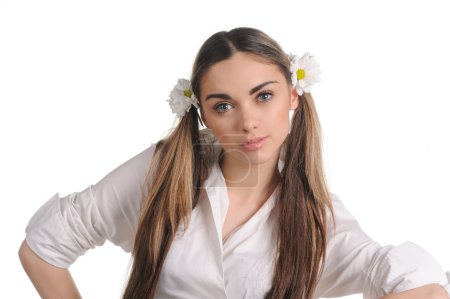 Portrait de belle fille isolée sur blanc 