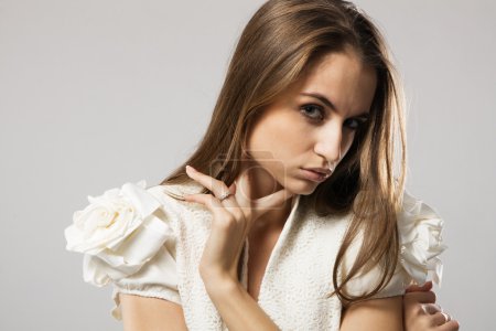 Modèle de mode en robe élégante 