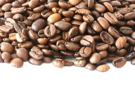 grains de café entiers sur fond blanc 