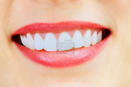 Femme souriante avec de grandes dents blanches en bonne santé 