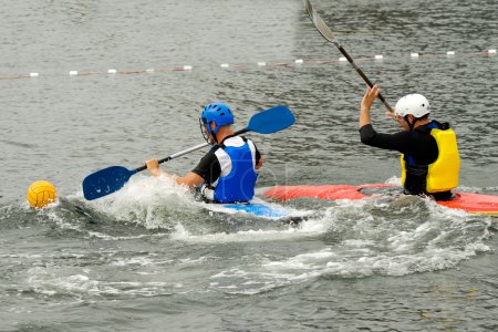 jouent au kayak polo 