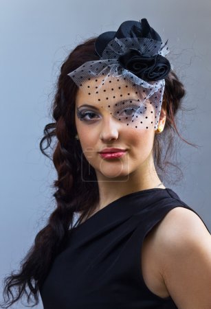 Portrait de la jeune fille en chapeau avec voile .