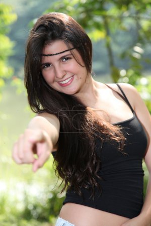 Fille pointant 