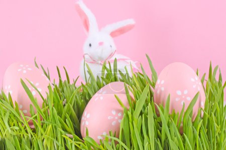Oeuf de Pâques dans une herbe sur lilas 