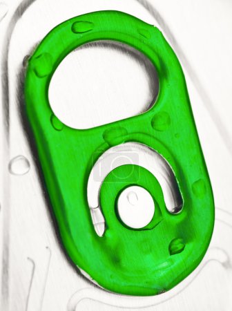 Haut d'une bière verte ou d'une canette de boisson gazeuse 