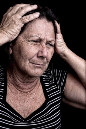 Grunge portrait d'une vieille femme stressée 