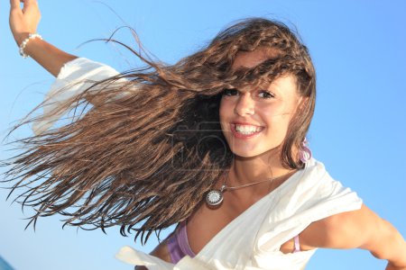 Jolie fille sur la plage 