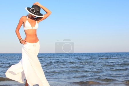 Femme relaxante sur la plage
