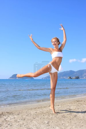 Belle jeune femme sexy par la mer 