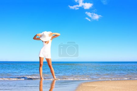 Femme relaxante sur la plage