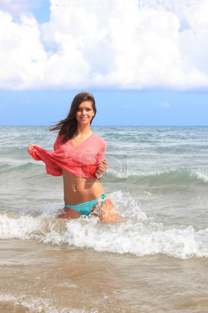 Femme relaxante sur la plage
