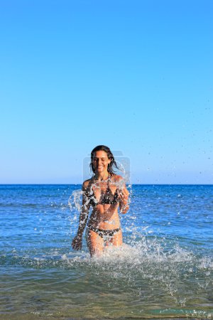 Belle fille avoir du plaisir 