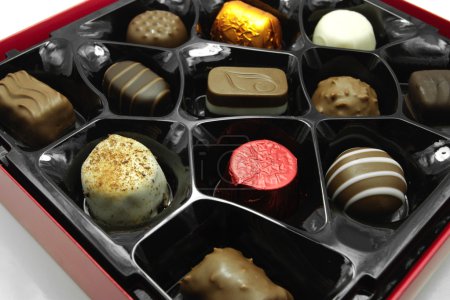 Boîte de chocolats assortis sur fond blanc 