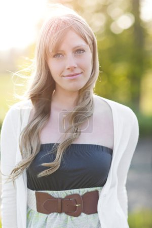 Belle femme caucasienne extérieure 