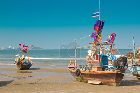 Les bateaux de pêche sont sur la plage 