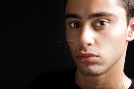 Jeune homme aux lèvres sensuelles 