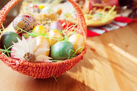 Oeufs peints de Pâques dans le panier traditionnel 